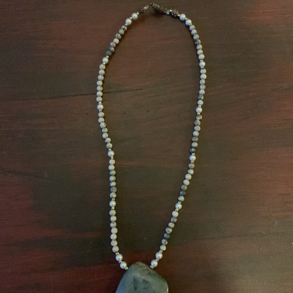 Green bead necklace with polished green stone - Picture 3 of 6